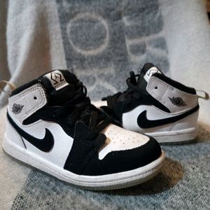 Air Jordan 1 Diamond size 9.  get a free pairs of Nikes size 9 with purchase